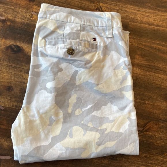 ❣️Tommy Hilfiger camouflage Capri pants. Patel yellow, grey and white. Size 6. - Picture 13 of 13